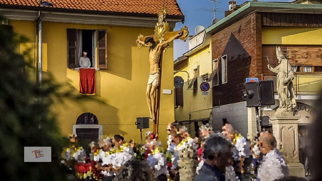 Castano Primo, Crucifix in procession