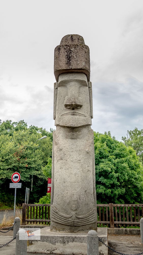 Vitorchiano, Moai statue