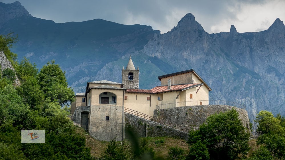 A trek following the Via Crucis takes us to the church of Santa Maria sopra Olcio, on Lake Como