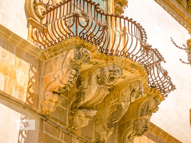 Scicli, balcony with gargoyles