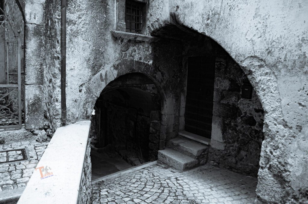 Santo Stefano di Sessanio, entrance to the arcaded street
